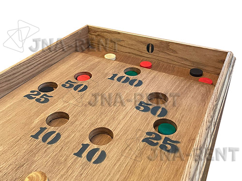 sjoelbakbiljart houten volksspel met gekleurde schijfjes
